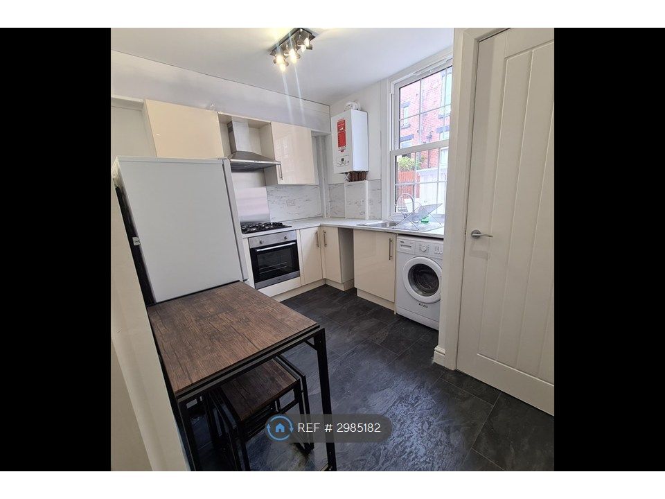 Property photo 3 of 8 Kitchen