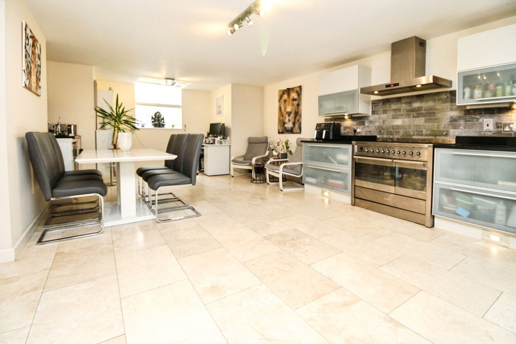 Additional image 5 of 2 bed flat for saleWarwick Place, Leamington Spa CV32