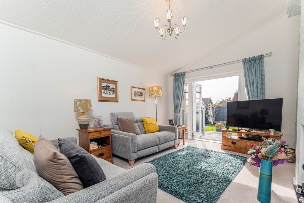 Property photo 2 of 21 Picture No. 14