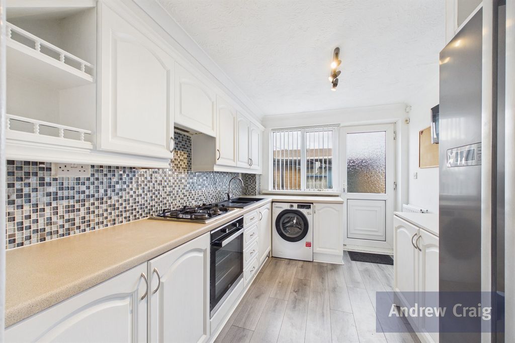 Property photo 3 of 10 Kitchen