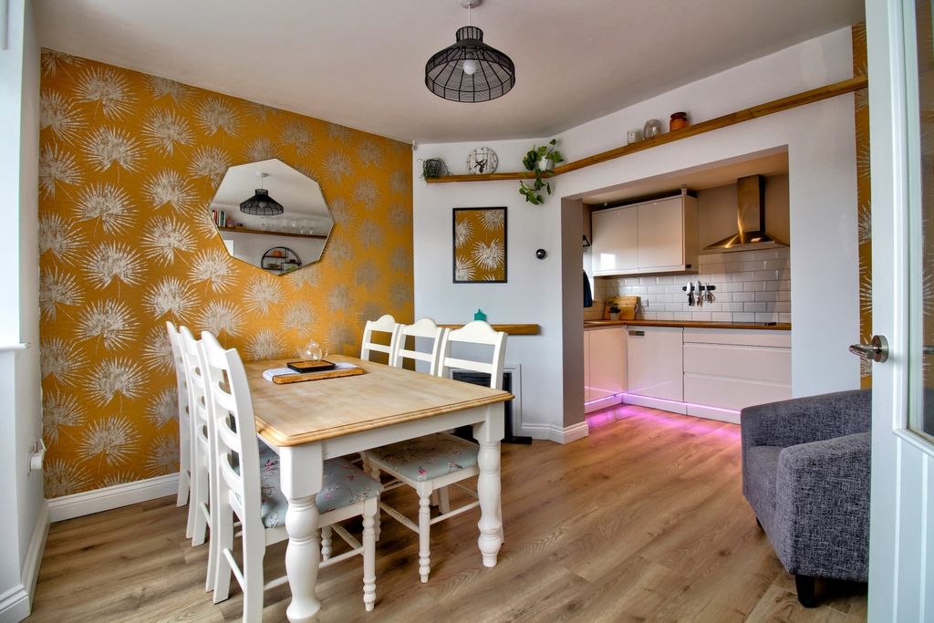 Property photo 2 of 13 Hall Close Stoneleigh - Matt Clinton Ewemove Kenil