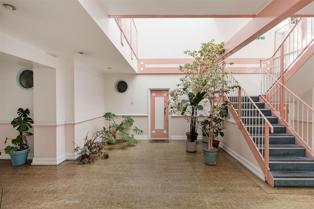 Property photo 3 of 31 Urswick Road, E9