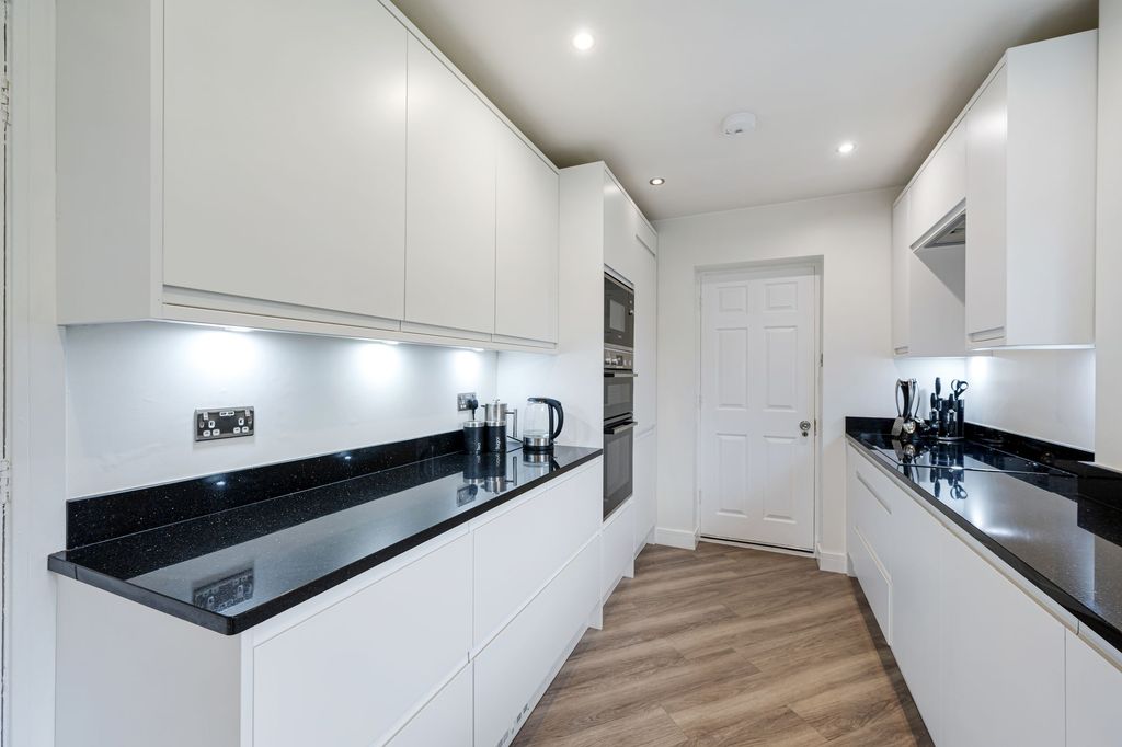 Property photo 3 of 32