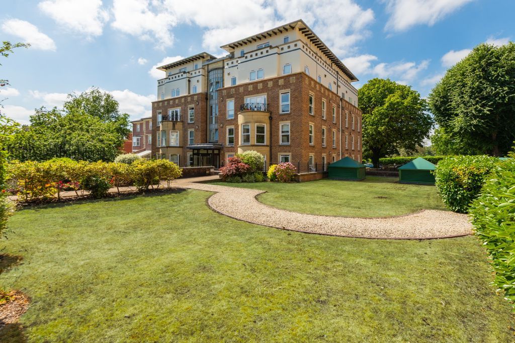 Property photo 2 of 13 Communal Gardens