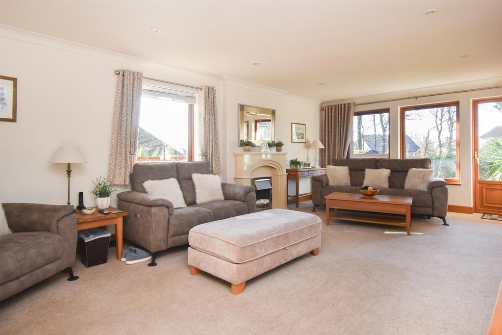 Property photo 3 of 35 Living Room