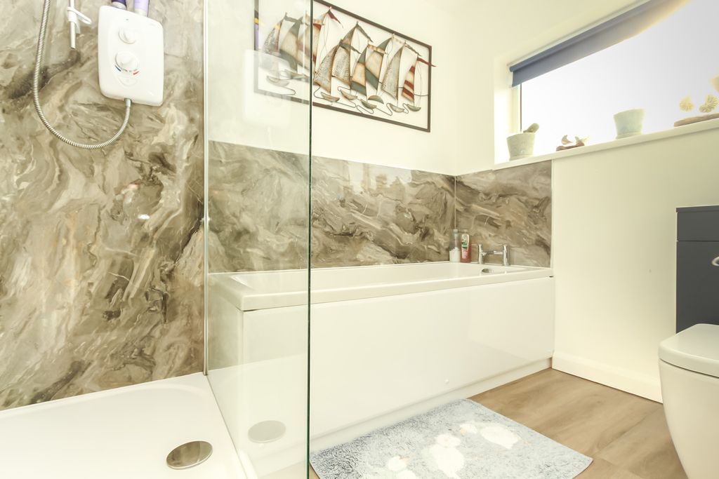 Property photo 3 of 11 Bathroom