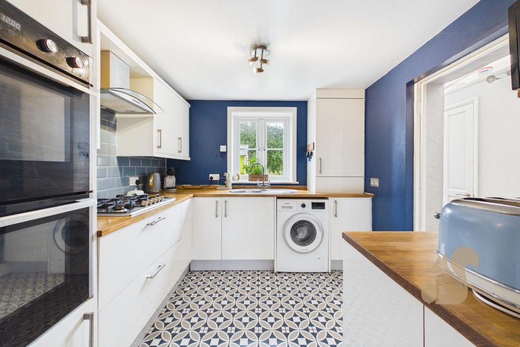 Property photo 3 of 18 Kitchen
