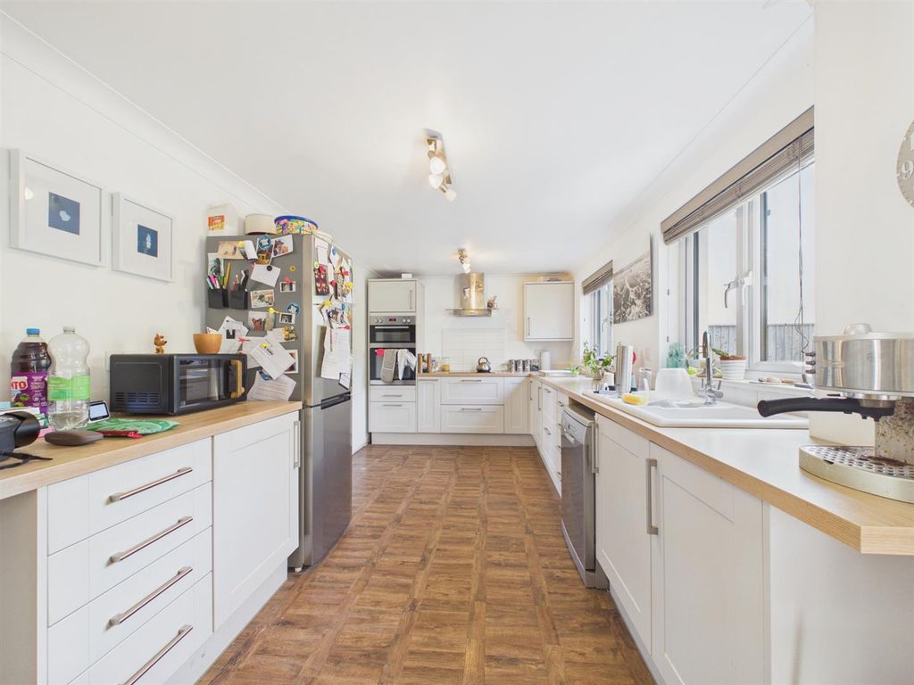 Property photo 3 of 16 Kitchen