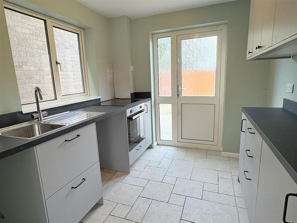 Property photo 3 of 11 Kitchen
