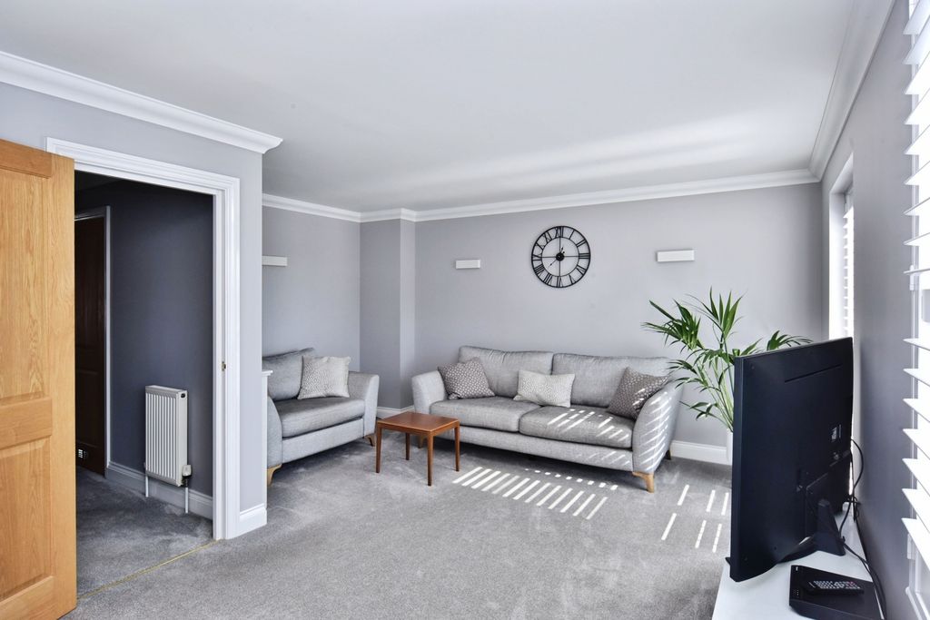 Property photo 2 of 17 Lounge