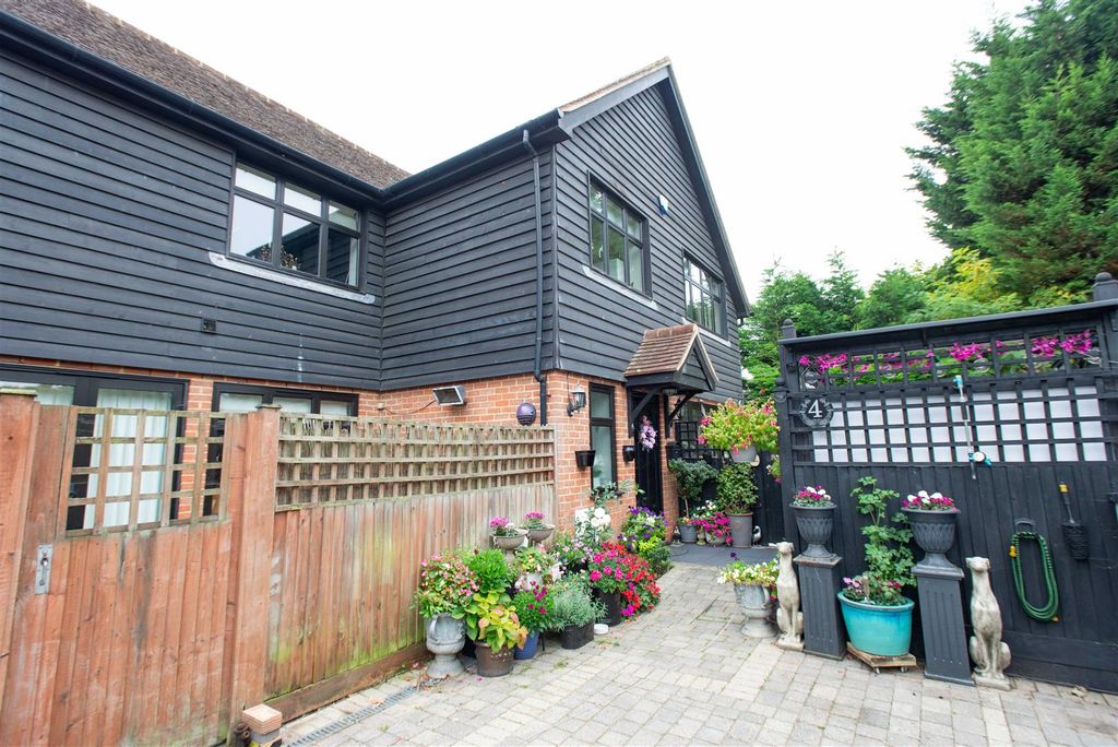 Property photo 1 of 13 2025.10.14 - 4 Alma Barn Mews, Br6 7Fe-2544.Jpg