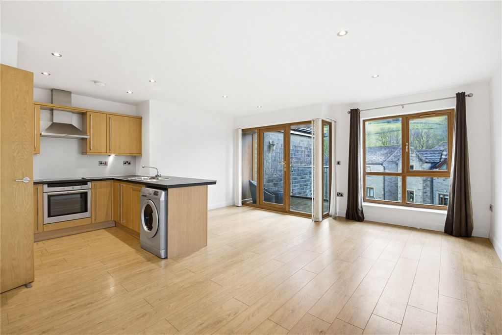 Property photo 2 of 11 Living Space