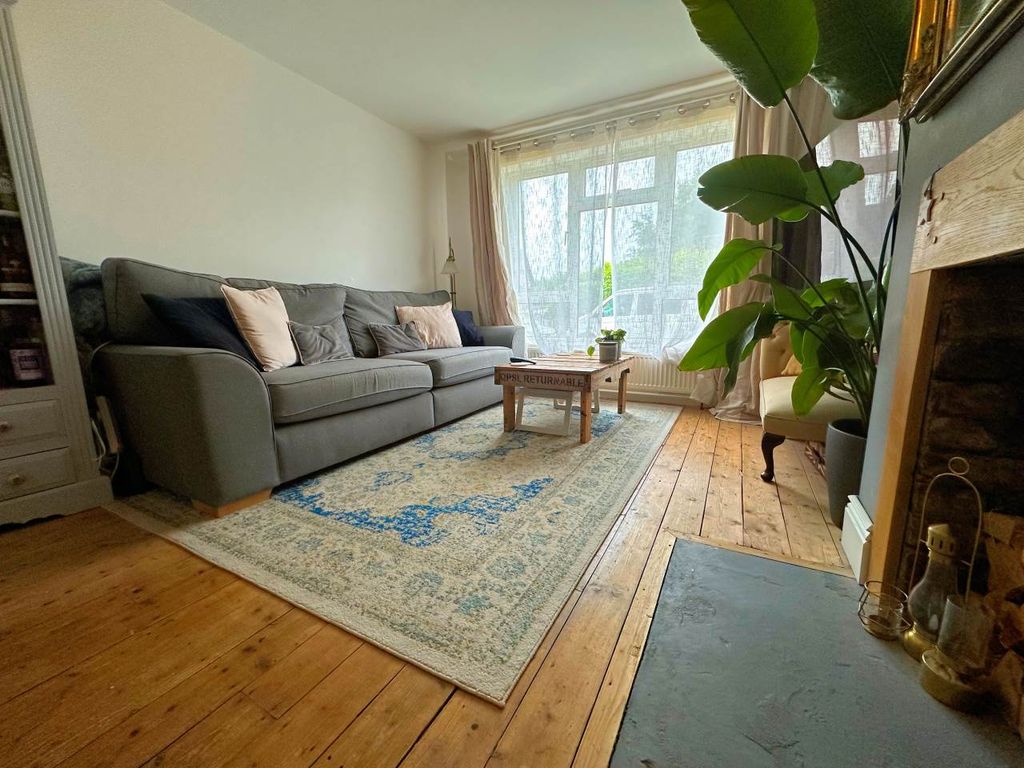 Property photo 2 of 15 Lounge