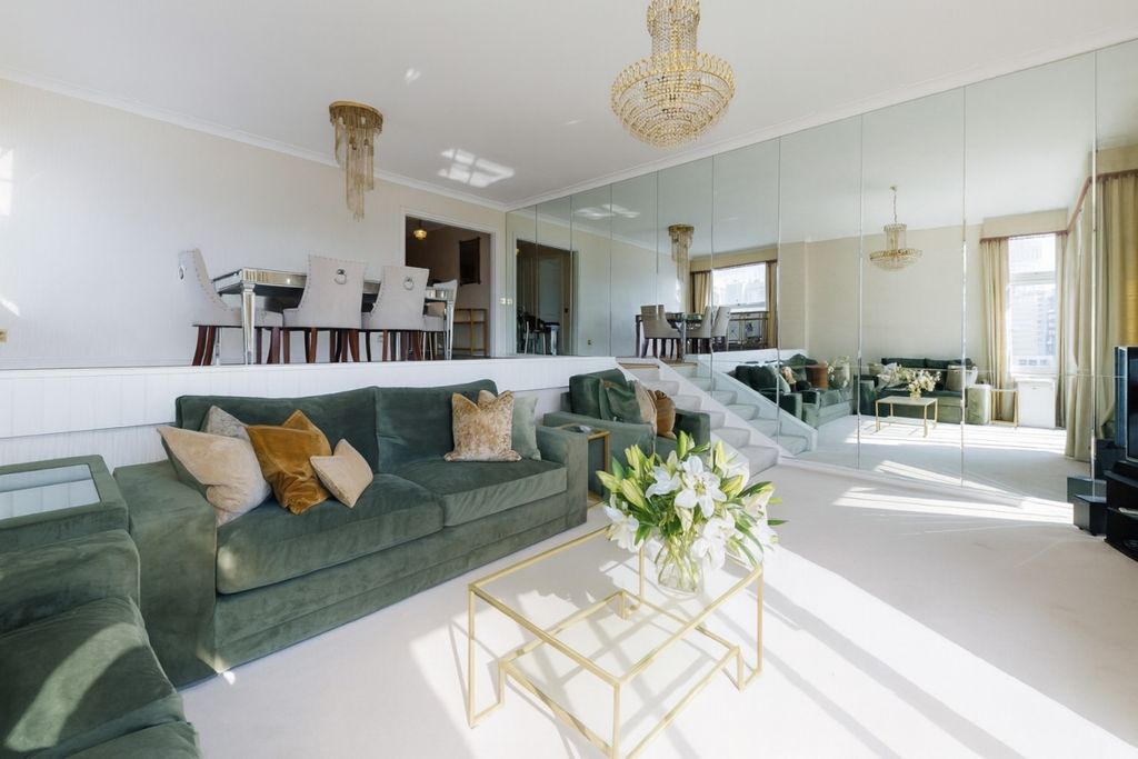 Property photo 1 of 20 Reception Flowers 2