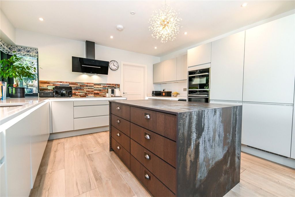 Property photo 3 of 37 Picture No. 06