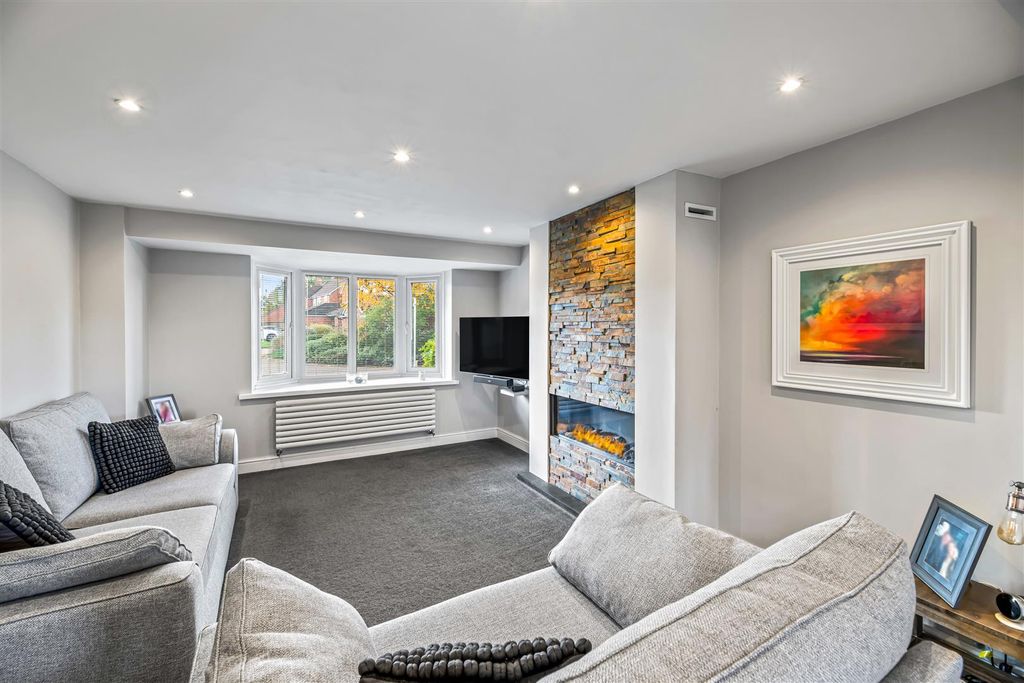 Property photo 3 of 23 Lounge