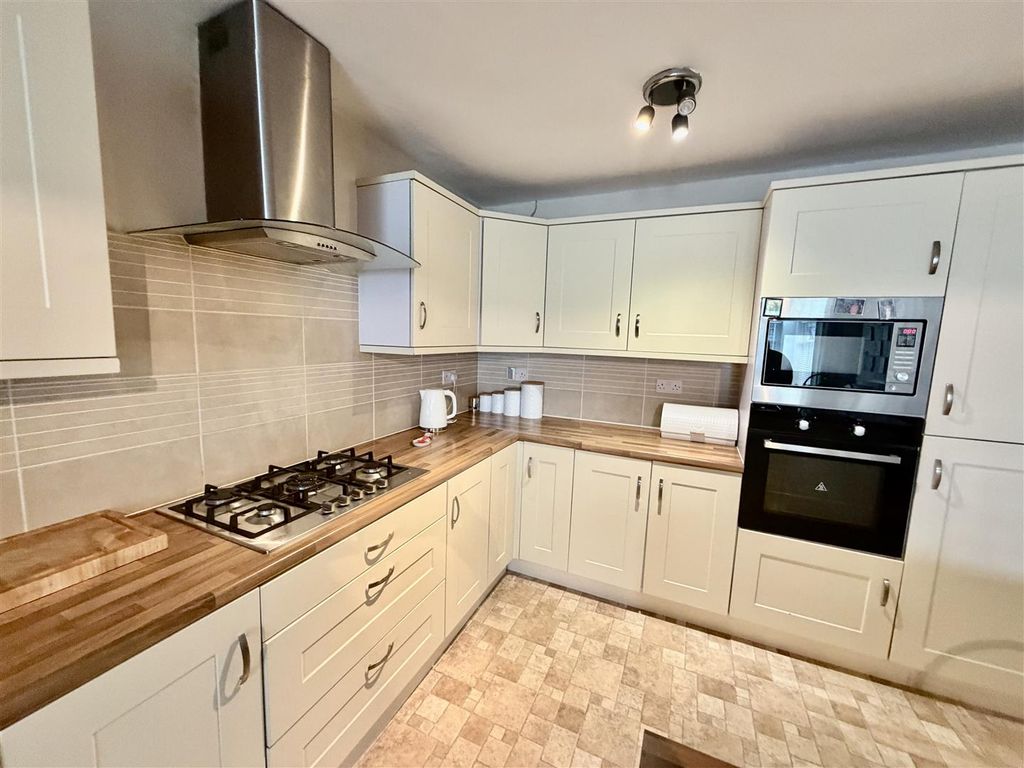 Property photo 3 of 16 Kitchen Diner Living Space