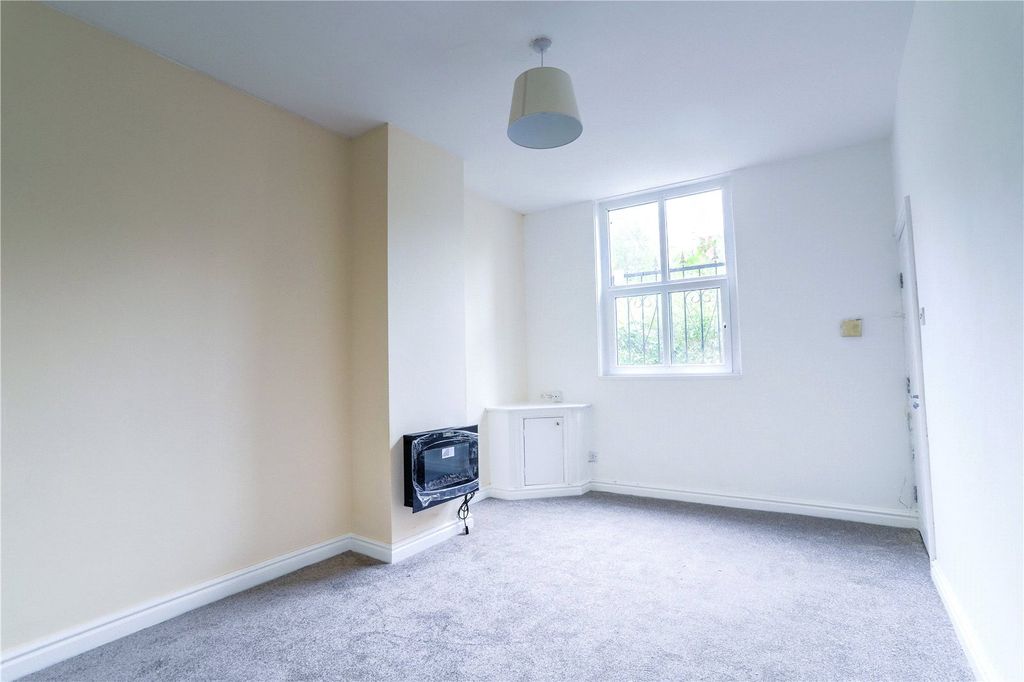 Property photo 3 of 12 Lounge