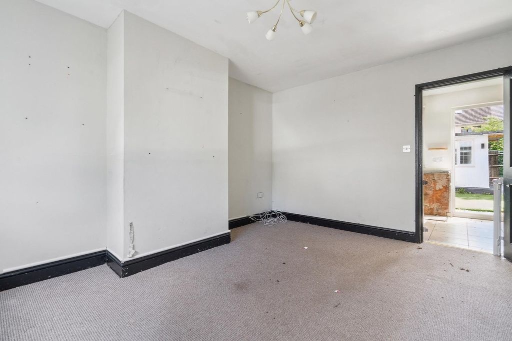 Property photo 3 of 13 10 New Close, Colliers Wood, Sw19 2Sy Reception 1B