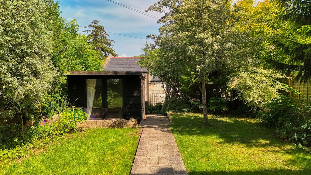 Property photo 3 of 9 Garden/ Summer House