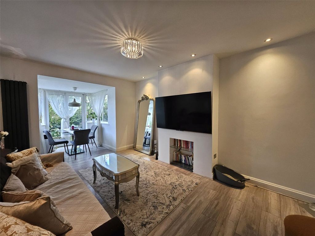 Property photo 2 of 11 Lounge