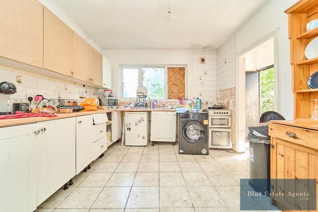 Property photo 3 of 30 Kitchen