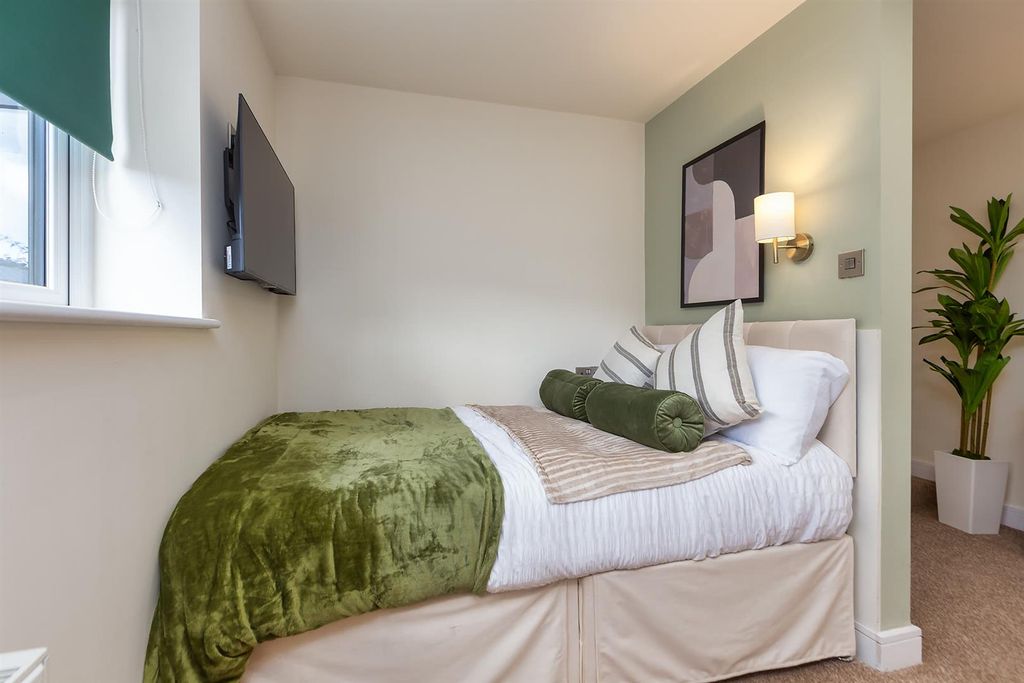 Property photo 3 of 14 Bed 2 01.Jpg