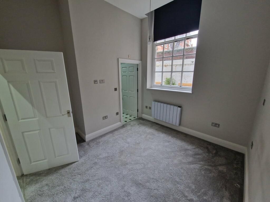 Property photo 3 of 12 Main Bedroom Pic 1.Jpg