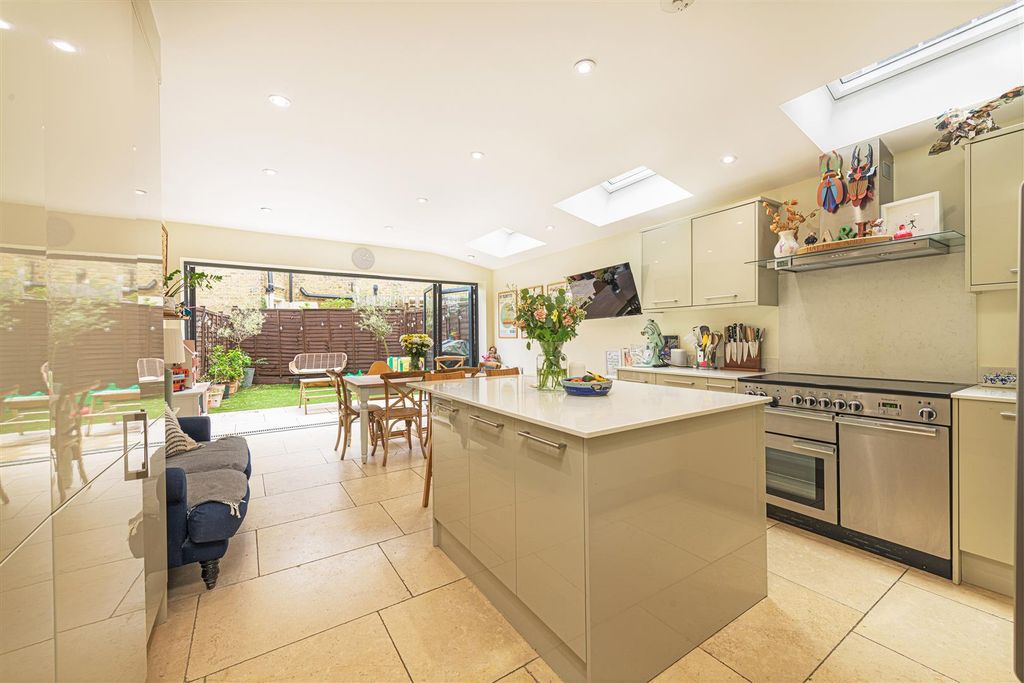 Property photo 3 of 17 42 Rotherwood Rd Kit 4.Jpg