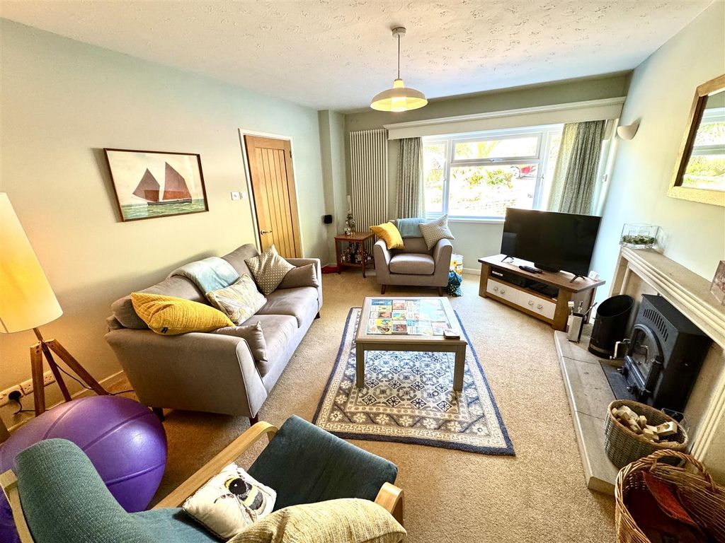 Property photo 2 of 22 Living Room