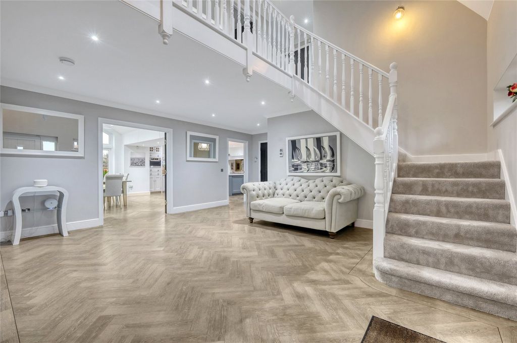 Property photo 3 of 22 Entrance Hall