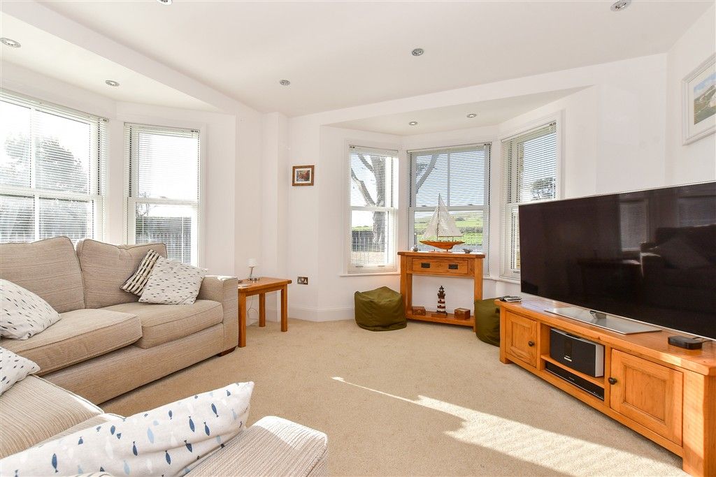 Property photo 3 of 10 Lounge