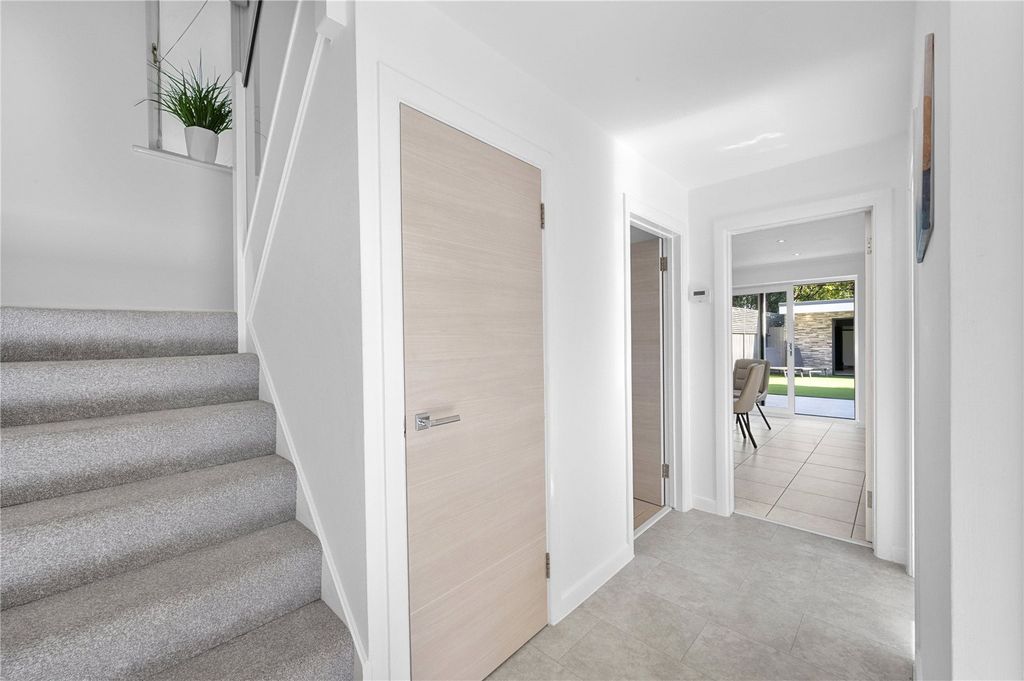 Property photo 2 of 18 Entrance Hall