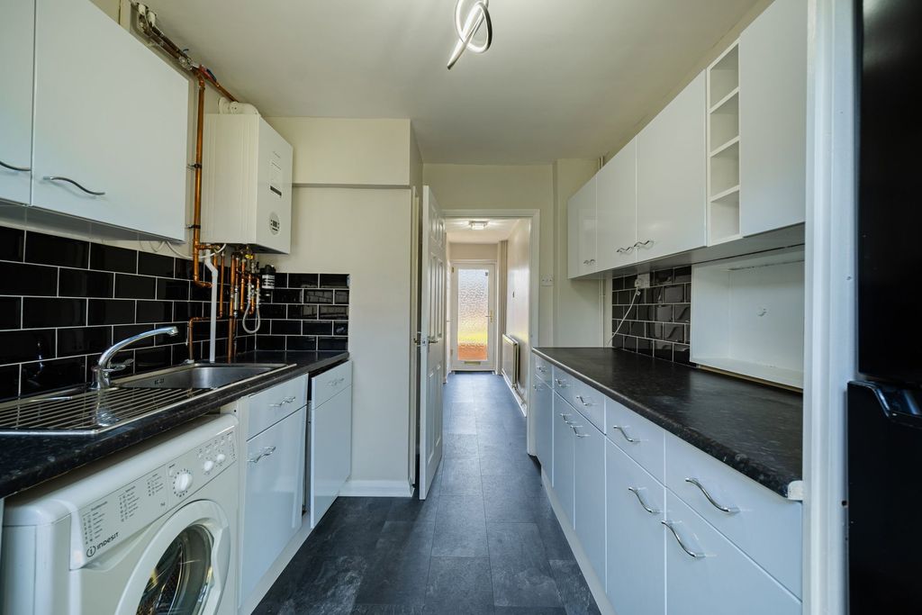 Property photo 3 of 27