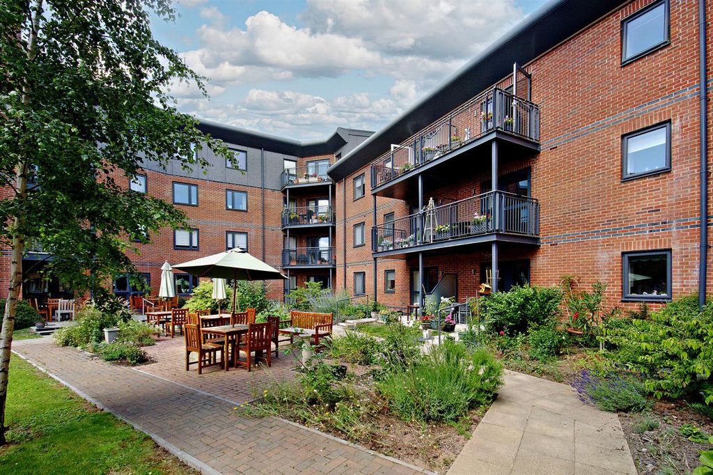 Property photo 1 of 18 Communal Gardens