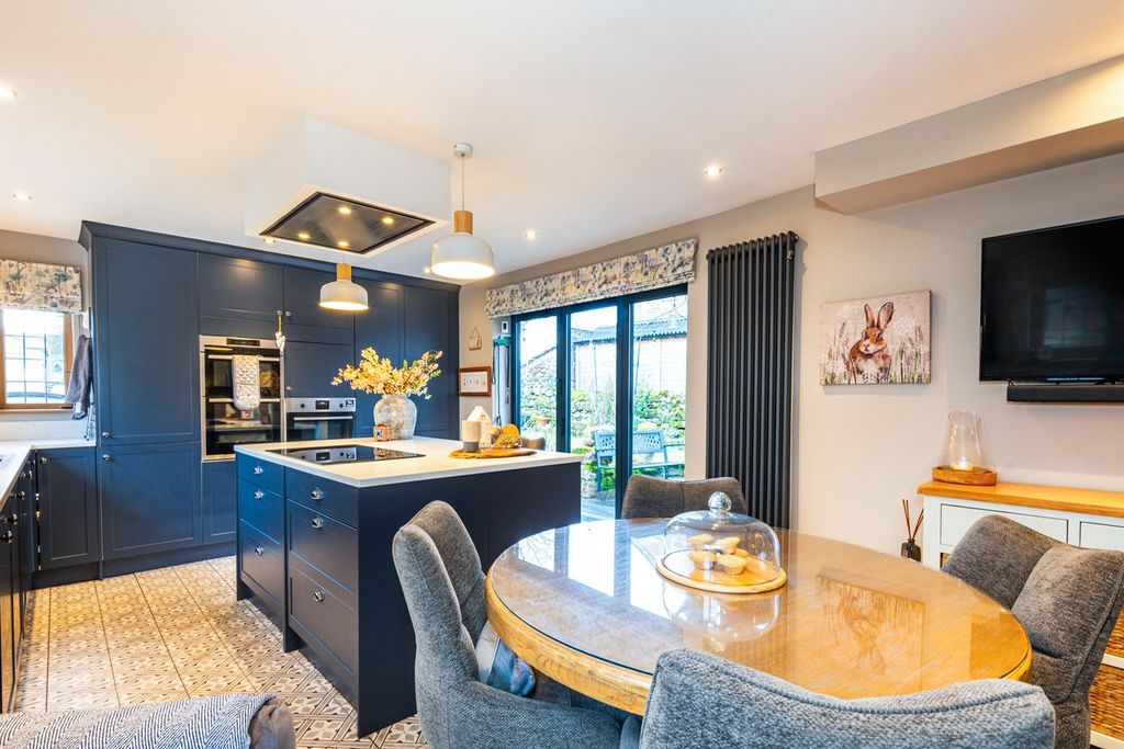 Property photo 2 of 28 Dining Kitchen