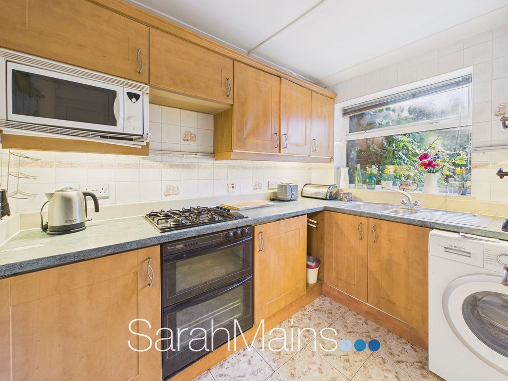 Property photo 3 of 12 Kitchen