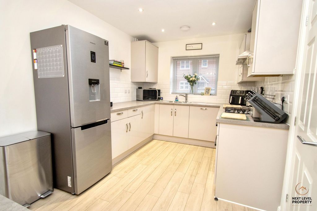 Property photo 2 of 21