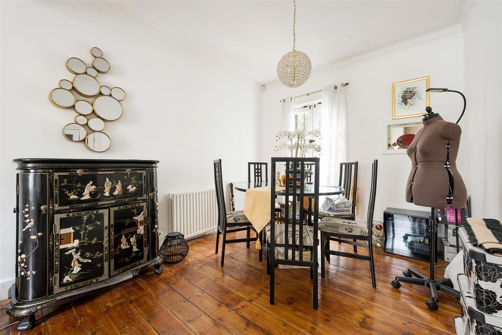 Property photo 3 of 26 Woodhouse Road, E11