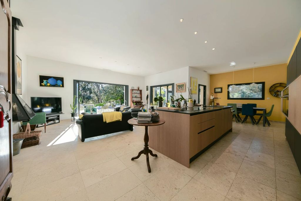 Property photo 2 of 32