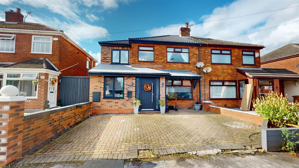 Property photo 1 of 22 Clipsley Crescent For Sale