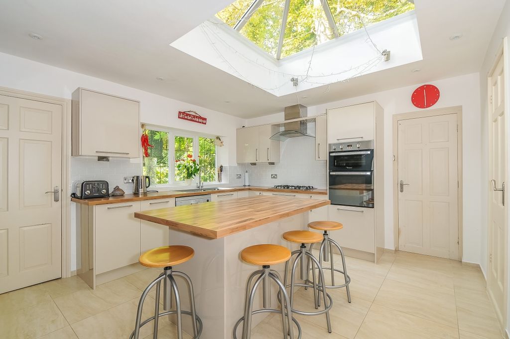 Property photo 2 of 9 Kitchen