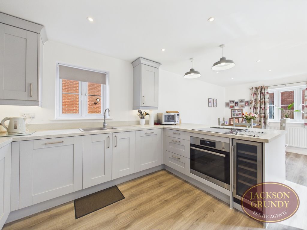 Property photo 2 of 19 Grand Union Way