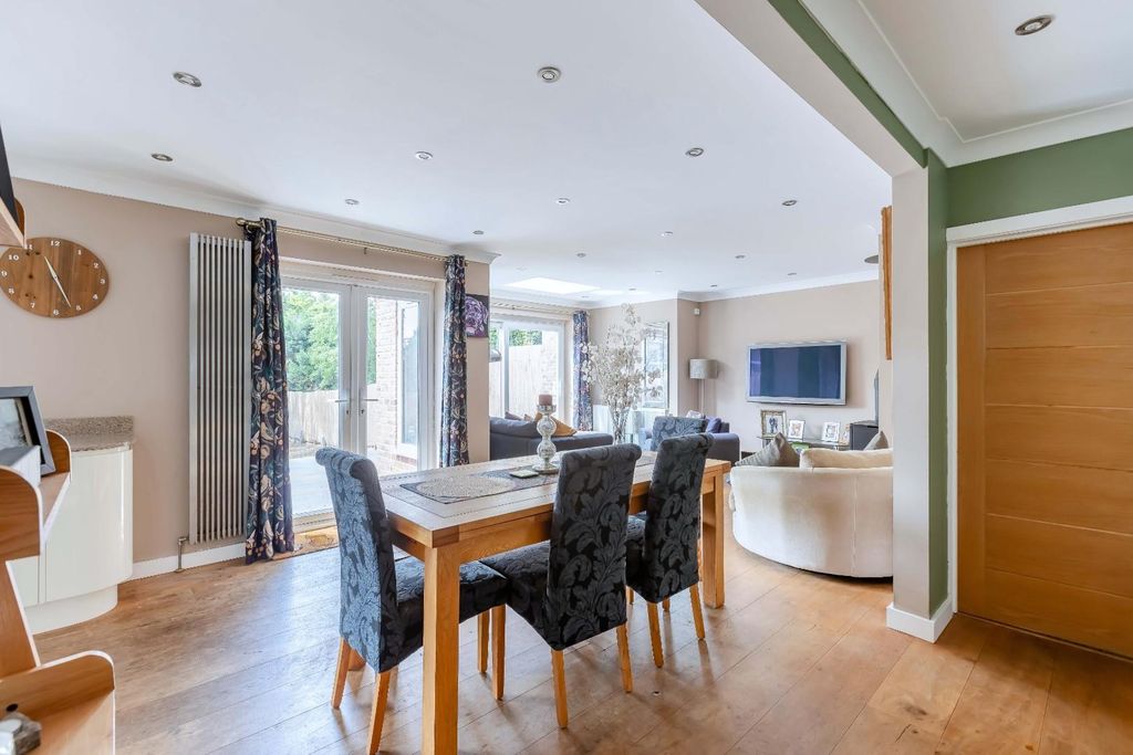 Property photo 3 of 26 Caisters Close_29.Jpg