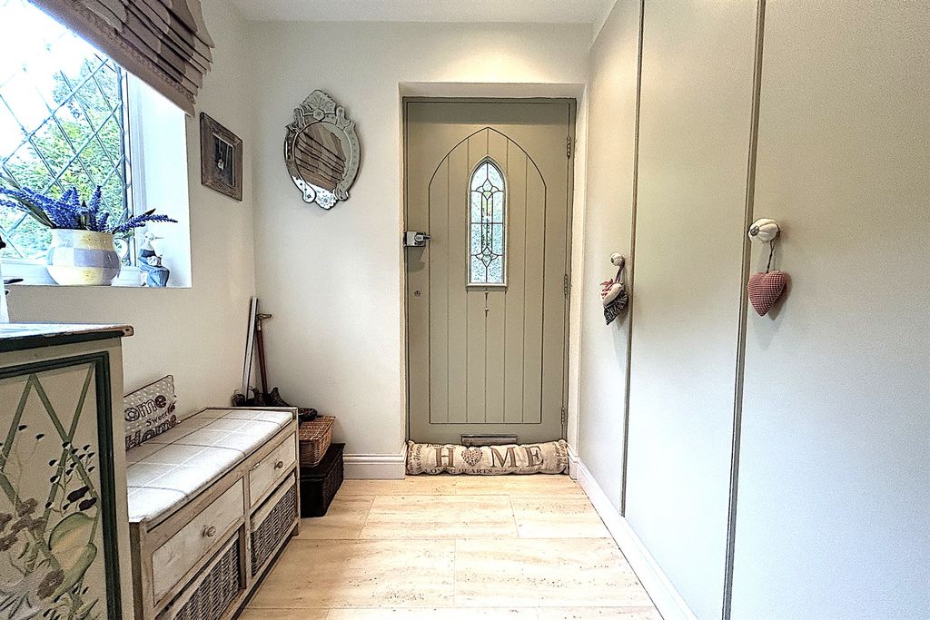 Property photo 2 of 19 Entrance Hall