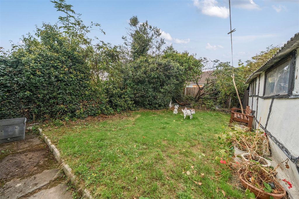 Property photo 3 of 13 Garden 1 H.Jpg