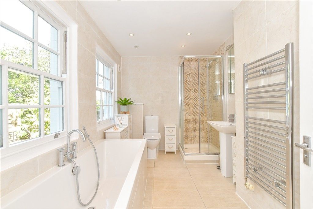 Property photo 2 of 16 En-Suite Bathroom