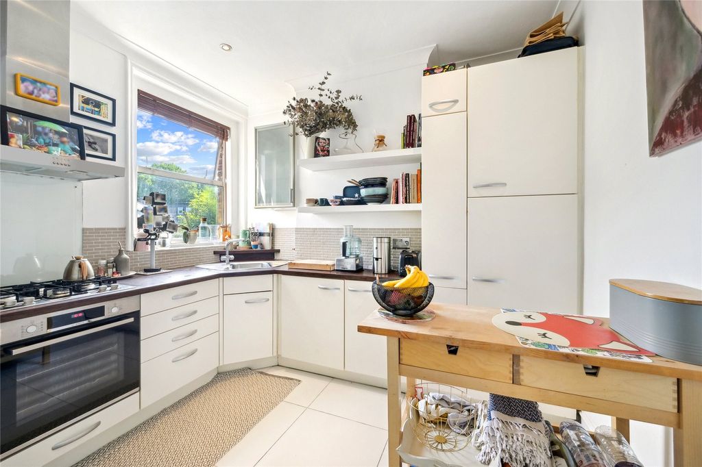 Property photo 3 of 11 Kitchen