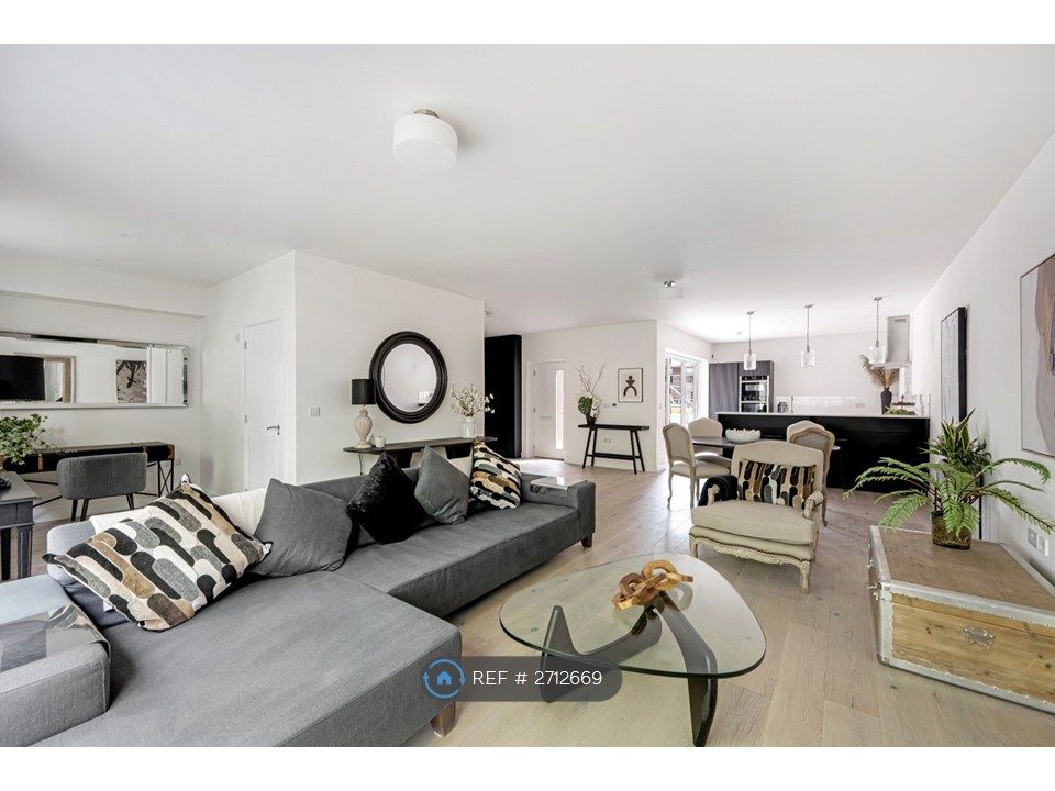 Property photo 1 of 7 Living/Dining Area