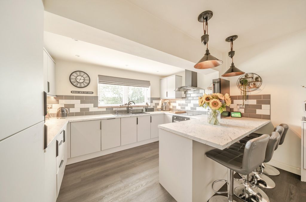 Property photo 3 of 20 1498181-8-6A63811...